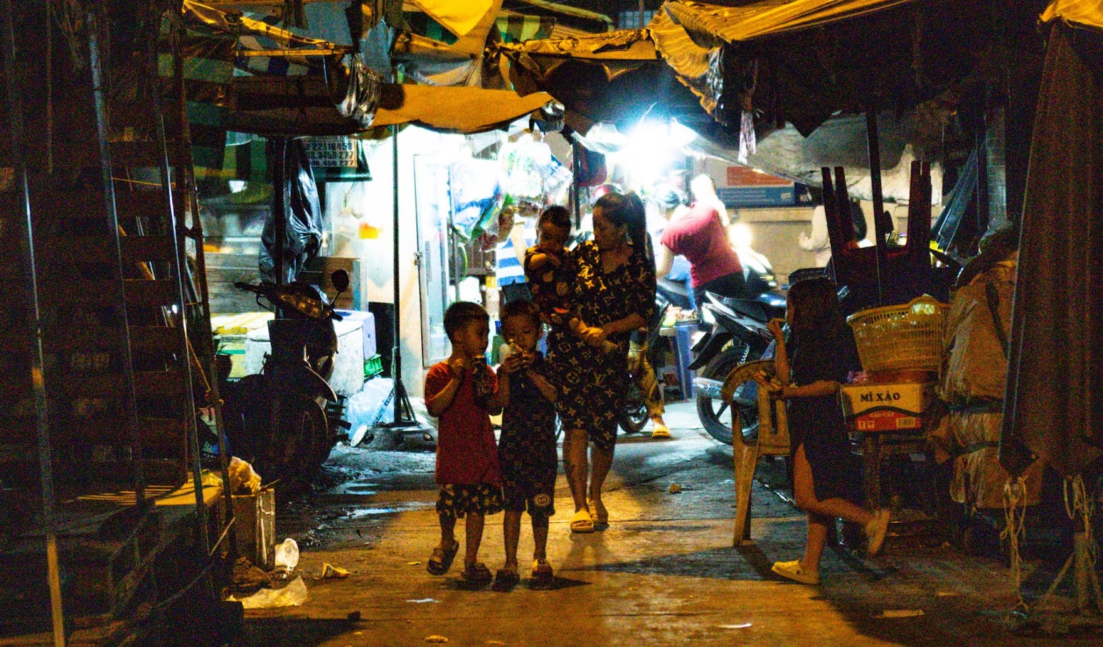 discover saigon night life