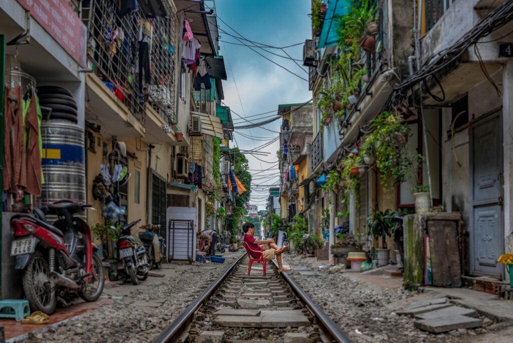 hanoi train street phung hung