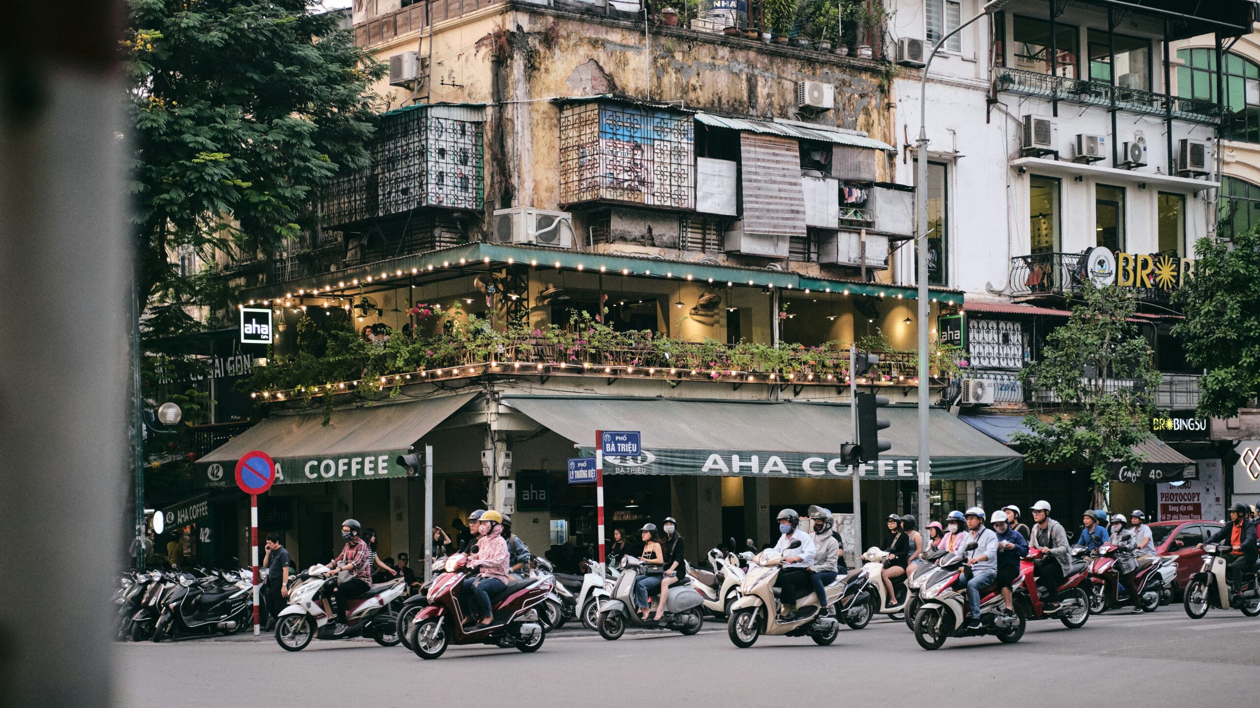 street of hanoi old quarter