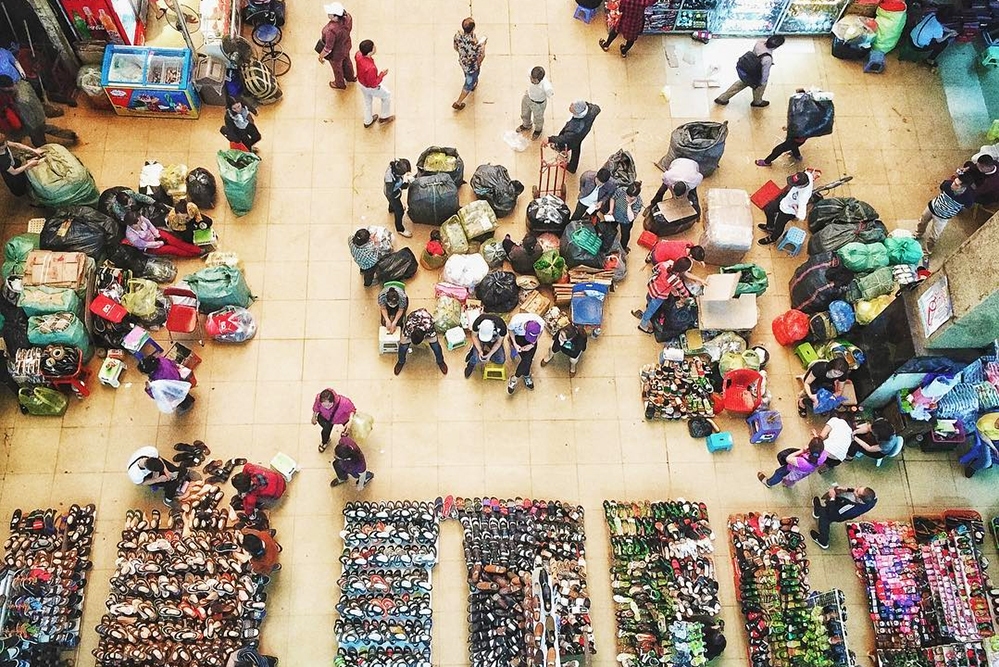 inside dong xuat market hanoi