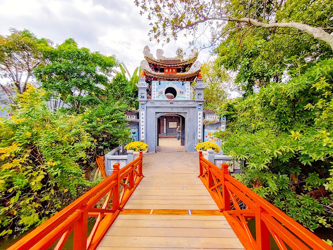 ngoc son temple hoan kiem lake